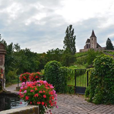 Fontaine avec vue sur l'église