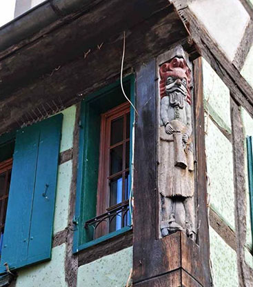  Riquewihr,  Poteau cornier représentant un tavernier